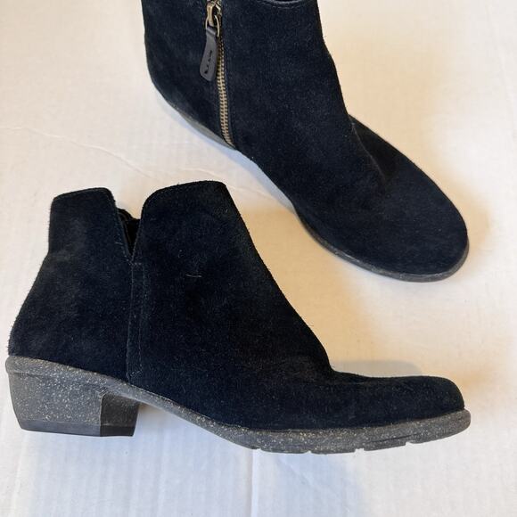 CLARKS Unstructured Wilrose Frost Black Suede Ankle Boots Booties Womens Sz 8.5 - Picture 1 of 11